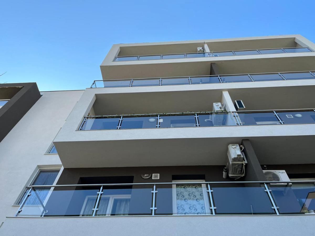 Tranzzzit Airport Apartment Otopeni Exterior foto